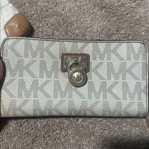 Assorted Wallets Collection with some damage - Picture 6 of 9